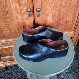 Naturalizer Black Leather Slip On Clogs/Mules